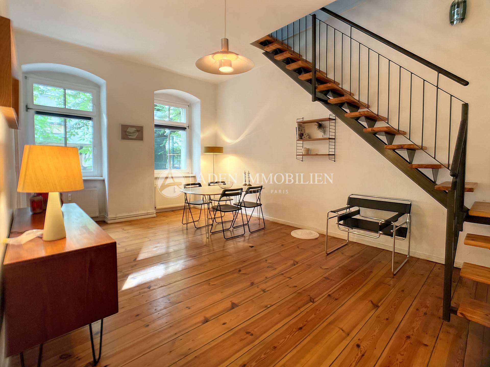 Wohnzimmer mit Treppenaufgang zum 1.OG