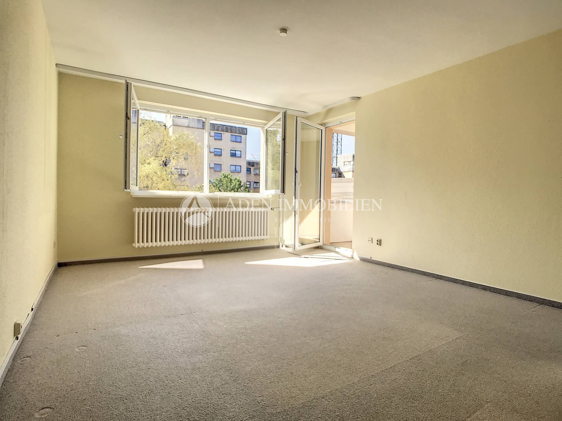 Wohnzimmer mit Balkon